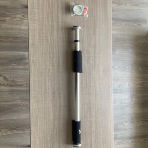 Adjustable doorway pull up bar